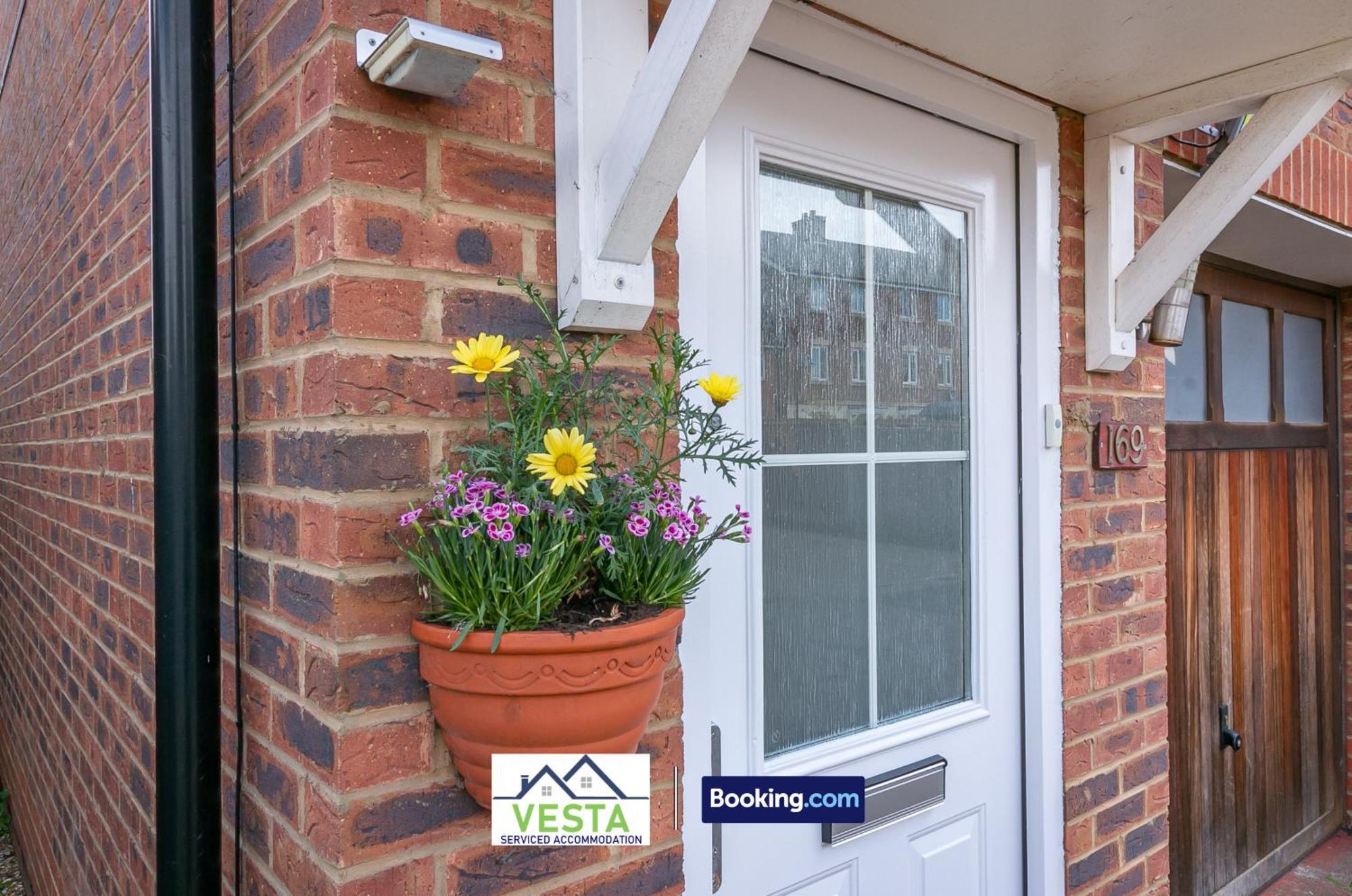 Three Bedroom Apartment By Vesta Serviced Accommodation & Short Lets Hatfield With Free Parking Bagian luar foto
