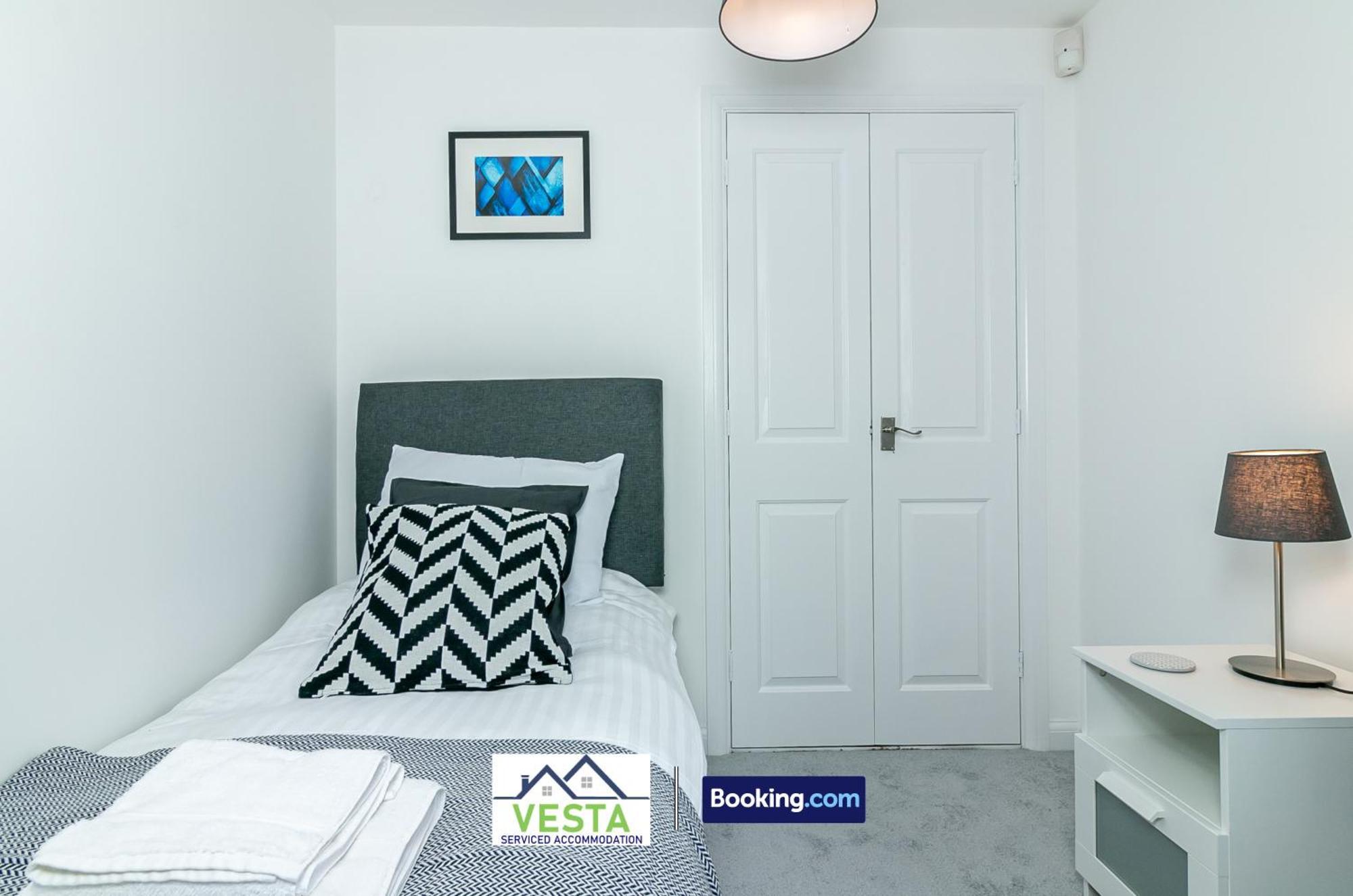 Three Bedroom Apartment By Vesta Serviced Accommodation & Short Lets Hatfield With Free Parking Bagian luar foto